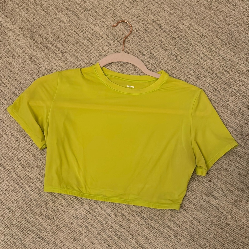 SKIMS FITS EVERYBODY SUPER CROPPED T-SHIRT | NEON LIME / M